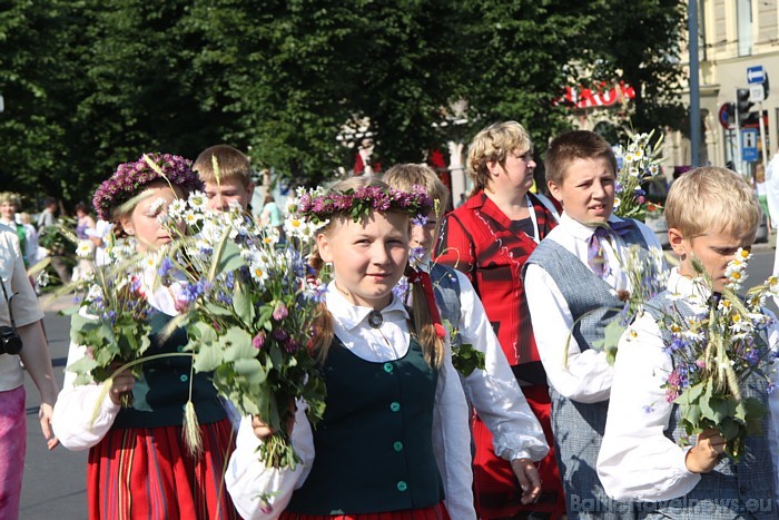 X Latvijas skolu jaunatnes dziesmu un deju svētku gājiens 46317
