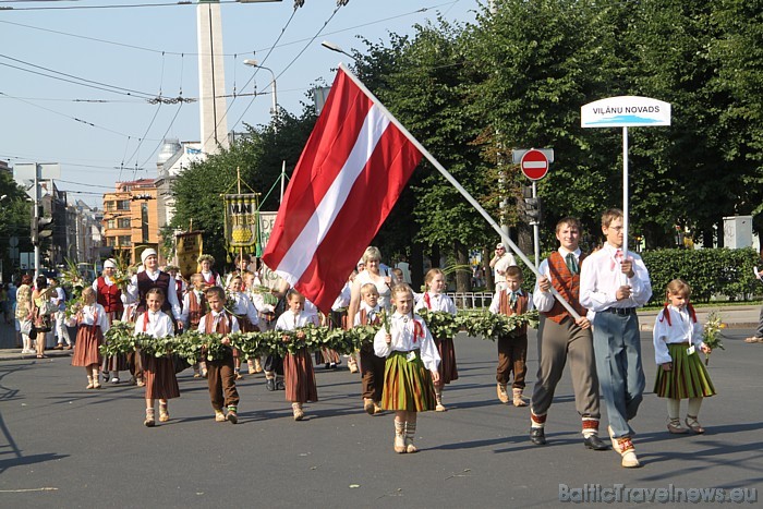 X Latvijas skolu jaunatnes dziesmu un deju svētku gājienā iet Viļānu novads 46320