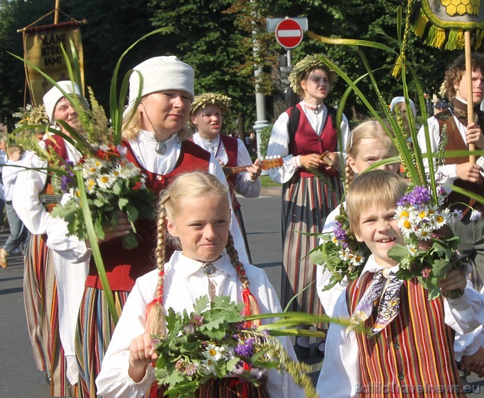 X Latvijas skolu jaunatnes dziesmu un deju svētku gājiens 46321