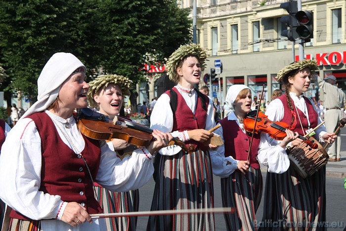X Latvijas skolu jaunatnes dziesmu un deju svētku gājiens 46322