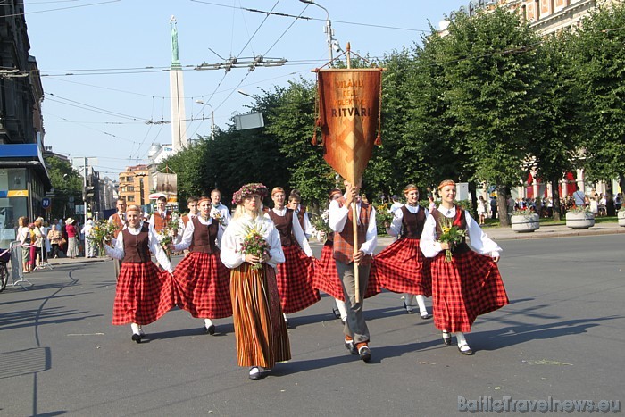 X Latvijas skolu jaunatnes dziesmu un deju svētku gājienā iet Viļanu deju kolektīvs Ritvari 46325