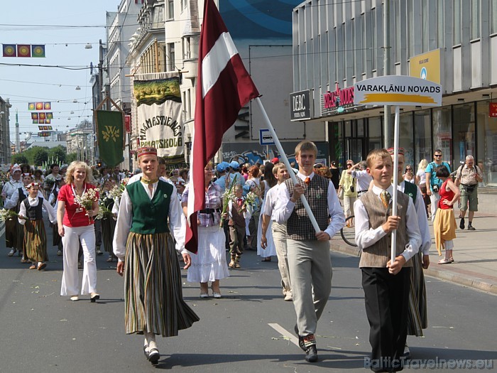 X Latvijas skolu jaunatnes dziesmu un deju svētku gājienā iet Varakļānu novads 46327