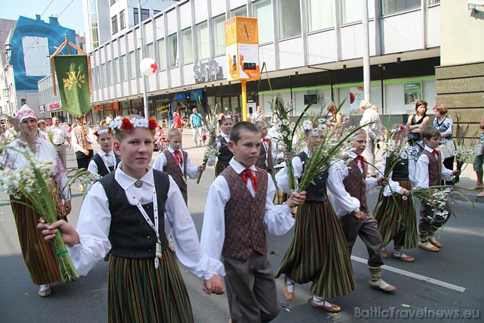 X Latvijas skolu jaunatnes dziesmu un deju svētku gājiens 46330