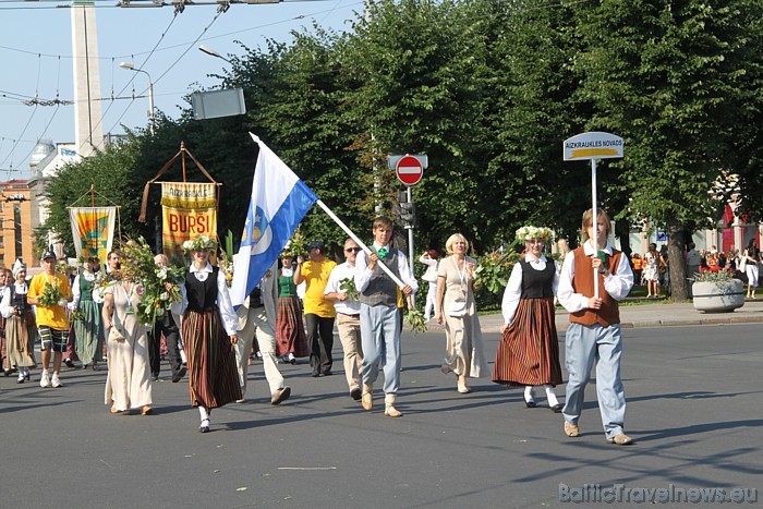 X Latvijas skolu jaunatnes dziesmu un deju svētku gājienā iet Aizkraukles novads 46412