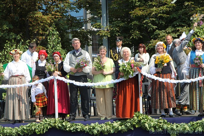 X Latvijas skolu jaunatnes dziesmu un deju svētku gājiens 46413