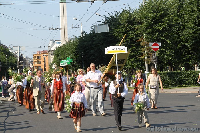 X Latvijas skolu jaunatnes dziesmu un deju svētku gājienā iet Alojas novads 46421