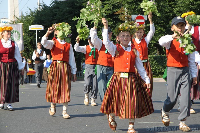X Latvijas skolu jaunatnes dziesmu un deju svētku gājiens 46422