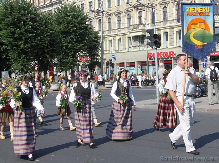 X Latvijas skolu jaunatnes dziesmu un deju svētku gājienā iet Ziemeru pamatskola 46435