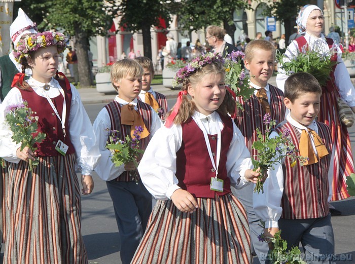 X Latvijas skolu jaunatnes dziesmu un deju svētku gājiens 46437