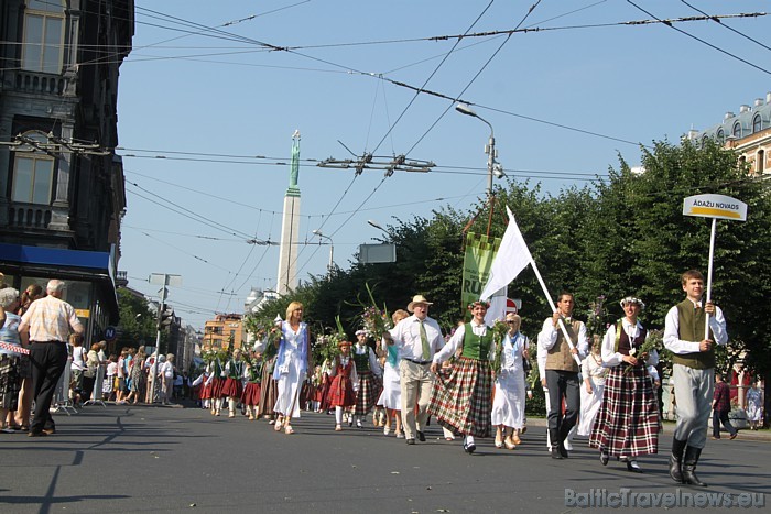 X Latvijas skolu jaunatnes dziesmu un deju svētku gājienā iet Ādažu novads 46442