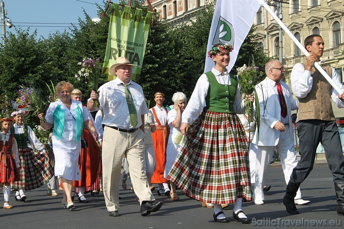 X Latvijas skolu jaunatnes dziesmu un deju svētku gājienā iet Ādažu vidusskolas deju kopa Rūta 46443