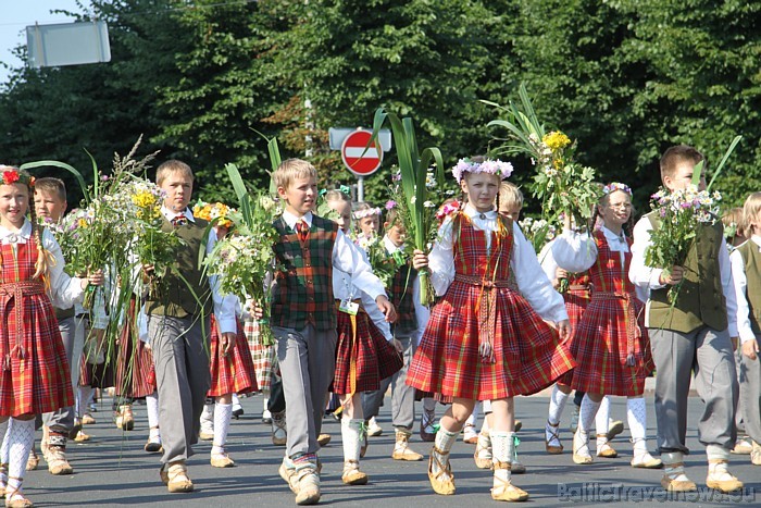 X Latvijas skolu jaunatnes dziesmu un deju svētku gājiens 46444