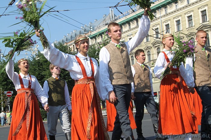 X Latvijas skolu jaunatnes dziesmu un deju svētku gājiens 46445