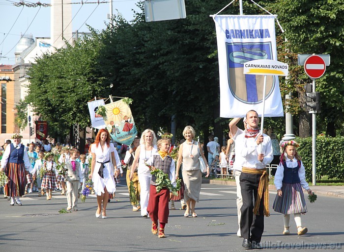 X Latvijas skolu jaunatnes dziesmu un deju svētku gājienā iet Carnikavas novads 46449