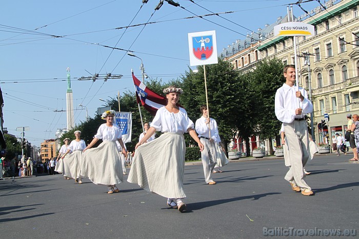 X Latvijas skolu jaunatnes dziesmu un deju svētku gājienā iet Cēsu novads 46450
