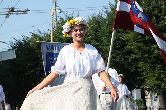 X Latvijas skolu jaunatnes dziesmu un deju svētku gājiens 46451