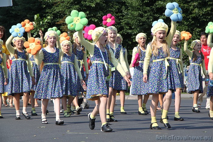 X Latvijas skolu jaunatnes dziesmu un deju svētku gājiens 46452