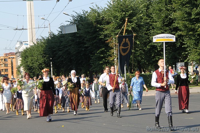 X Latvijas skolu jaunatnes dziesmu un deju svētku gājienā iet Cesvaines novads 46462
