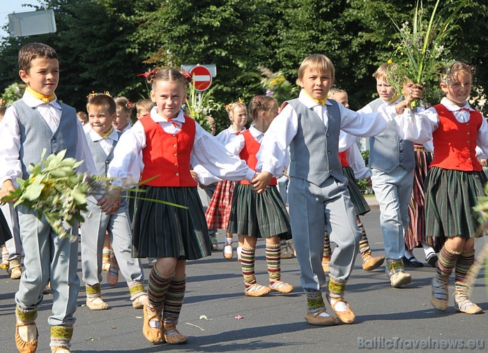 X Latvijas skolu jaunatnes dziesmu un deju svētku gājiens 46465