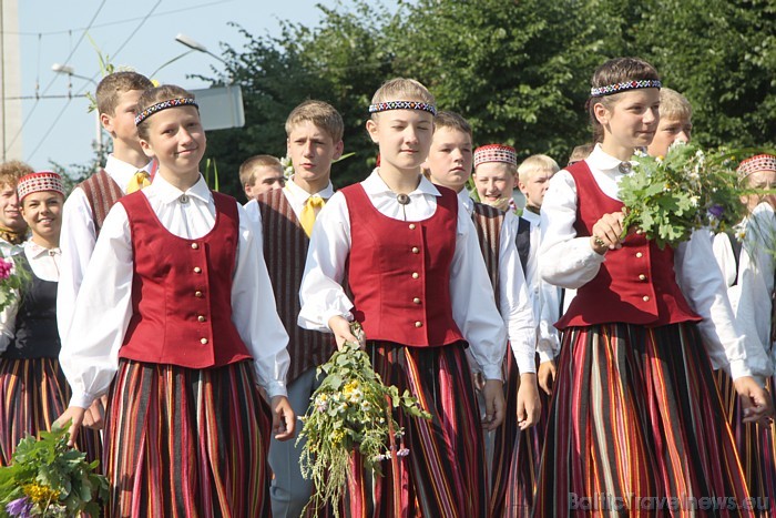 X Latvijas skolu jaunatnes dziesmu un deju svētku gājiens 46466