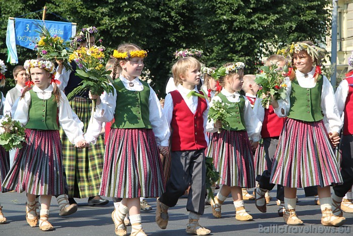 X Latvijas skolu jaunatnes dziesmu un deju svētku gājiens 46471