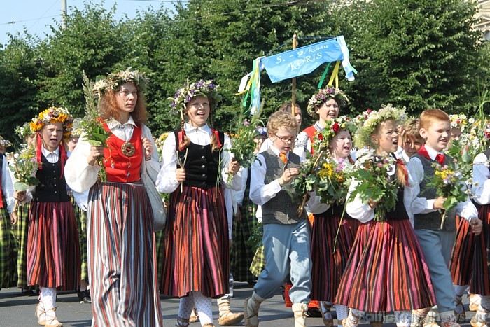 X Latvijas skolu jaunatnes dziesmu un deju svētku gājiens 46472