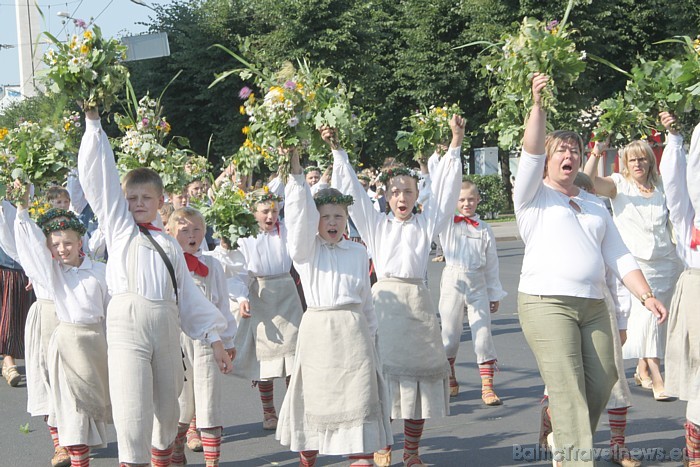 X Latvijas skolu jaunatnes dziesmu un deju svētku gājiens 46480