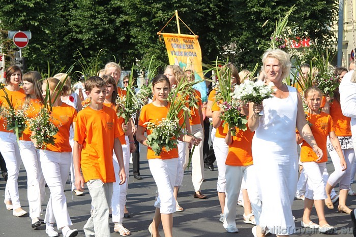 X Latvijas skolu jaunatnes dziesmu un deju svētku gājienā iet Kokneses novads 46484
