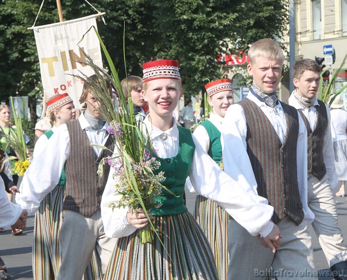 X Latvijas skolu jaunatnes dziesmu un deju svētku gājiens 46485