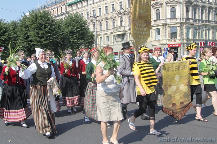 X Latvijas skolu jaunatnes dziesmu un deju svētku gājienā iet Vecbebri 46486