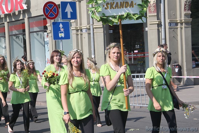 X Latvijas skolu jaunatnes dziesmu un deju svētku gājienā iet Skanda 46498