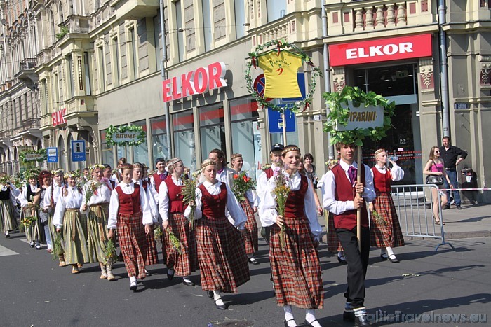 X Latvijas skolu jaunatnes dziesmu un deju svētku gājienā iet Pipariņi 46499