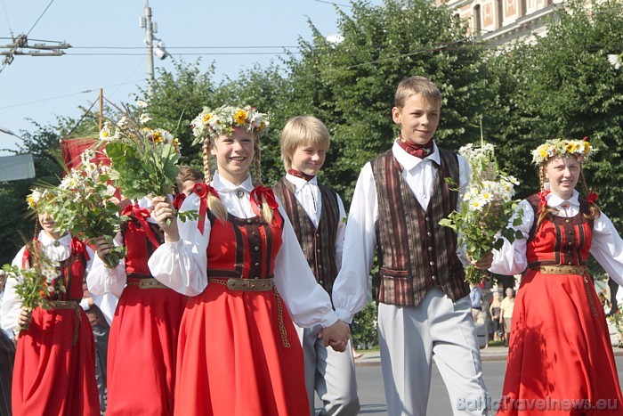 X Latvijas skolu jaunatnes dziesmu un deju svētku gājiens 46513