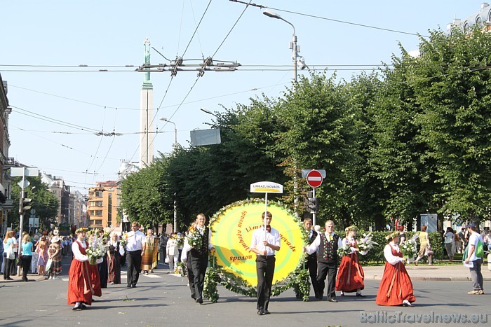X Latvijas skolu jaunatnes dziesmu un deju svētku gājienā iet Limbažu novads 46516
