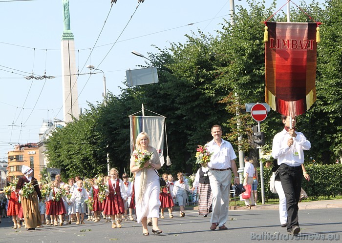 X Latvijas skolu jaunatnes dziesmu un deju svētku gājienā iet Limbaži 46519