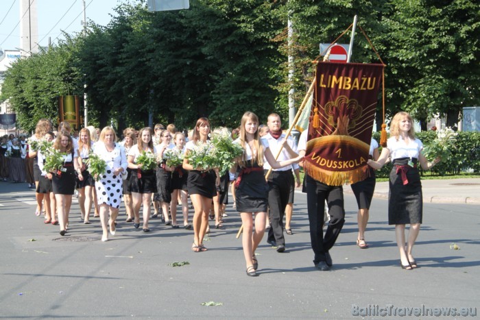 X Latvijas skolu jaunatnes dziesmu un deju svētku gājienā iet Limbažu 1. vidusskola 46520