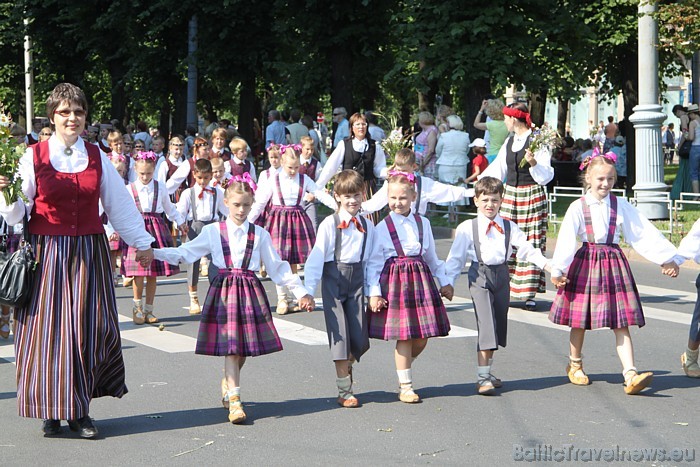 X Latvijas skolu jaunatnes dziesmu un deju svētku gājiens 46522