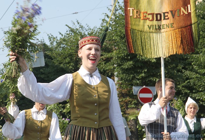 X Latvijas skolu jaunatnes dziesmu un deju svētku gājienā iet Viļķene, Trejdeviņi 46524
