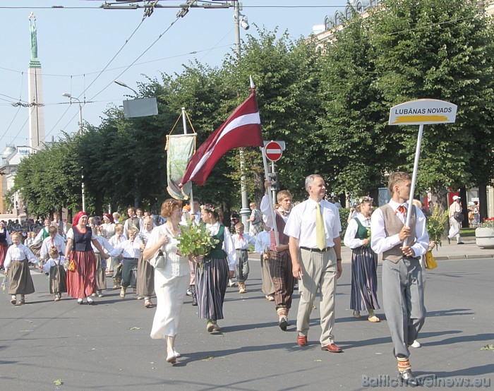 X Latvijas skolu jaunatnes dziesmu un deju svētku gājienā iet Lubānas novads 46525
