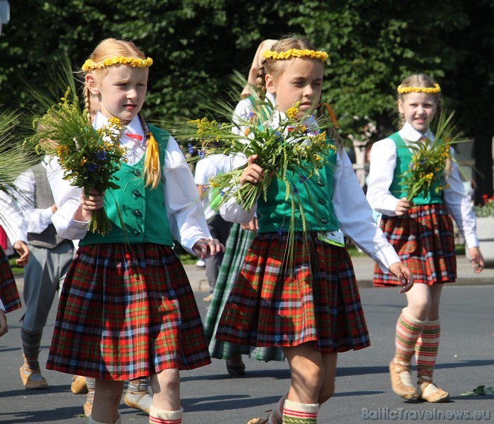X Latvijas skolu jaunatnes dziesmu un deju svētku gājiens 46527