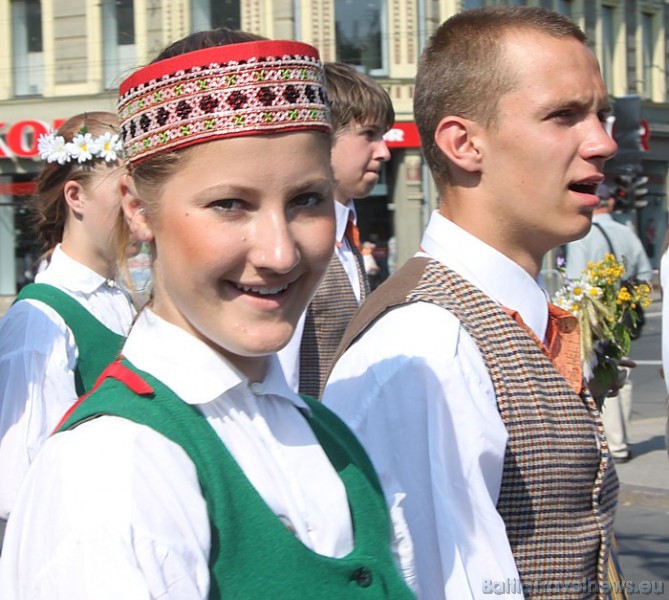 X Latvijas skolu jaunatnes dziesmu un deju svētku gājiens 46528