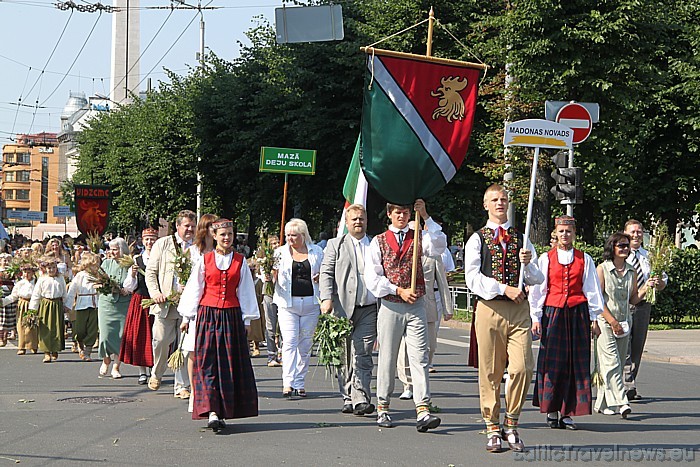 X Latvijas skolu jaunatnes dziesmu un deju svētku gājienā iet Madonas novads 46529