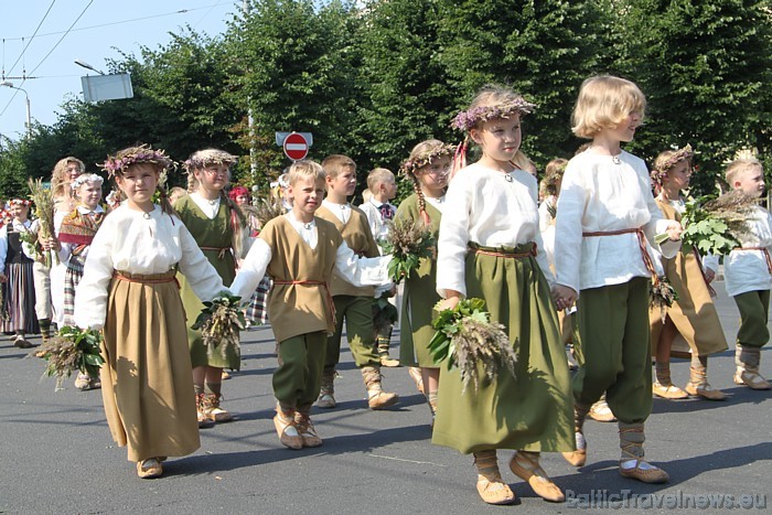 X Latvijas skolu jaunatnes dziesmu un deju svētku gājiens 46530