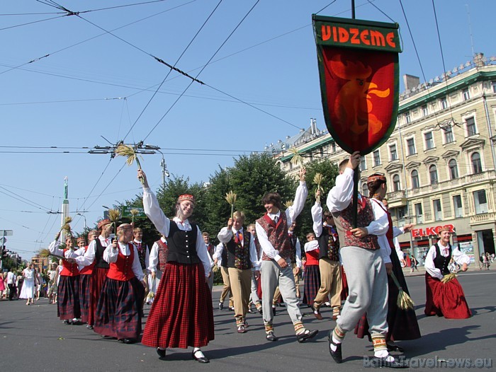 X Latvijas skolu jaunatnes dziesmu un deju svētku gājienā iet Madonas novads 46531