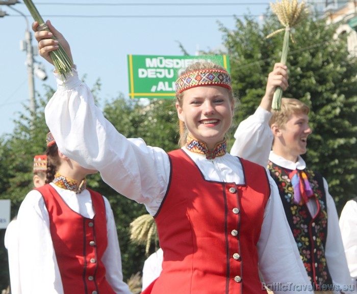 X Latvijas skolu jaunatnes dziesmu un deju svētku gājiens 46532