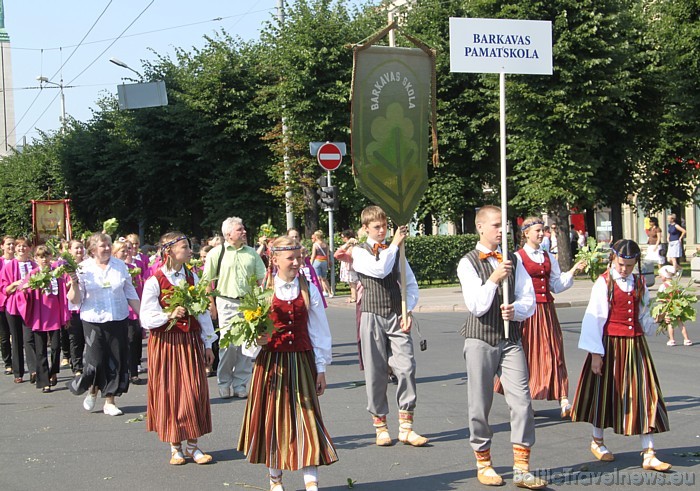 X Latvijas skolu jaunatnes dziesmu un deju svētku gājienā iet Barkavas pamatskola 46534