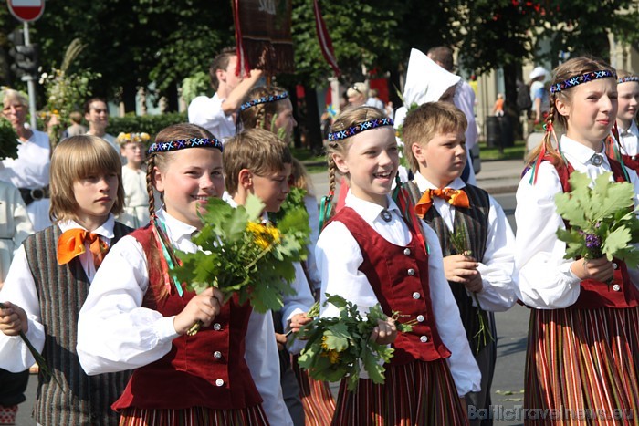 X Latvijas skolu jaunatnes dziesmu un deju svētku gājiens 46535
