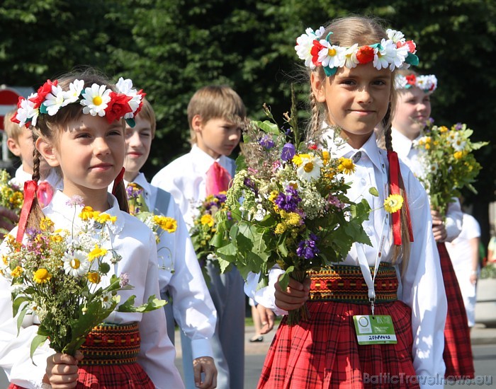 X Latvijas skolu jaunatnes dziesmu un deju svētku gājiens 46536