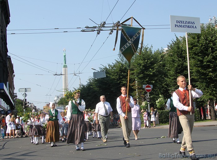 X Latvijas skolu jaunatnes dziesmu un deju svētku gājienā iet Dzelzavas pamatskola 46537