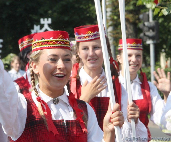 X Latvijas skolu jaunatnes dziesmu un deju svētku gājienā iet Lielvārdes mūzikas skola 46542